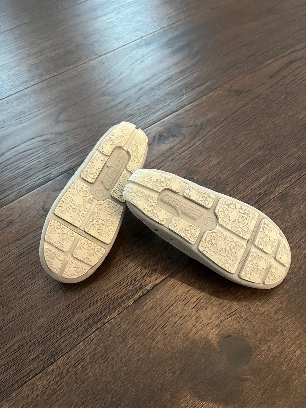 Kids Floafers Water Shoes in Cream and white size 10